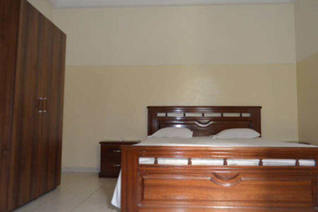 Lit et armoire de la chambre a coucher