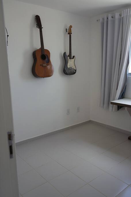 Quarto com 1 cama de solteiro e espaço para colchão no chão.