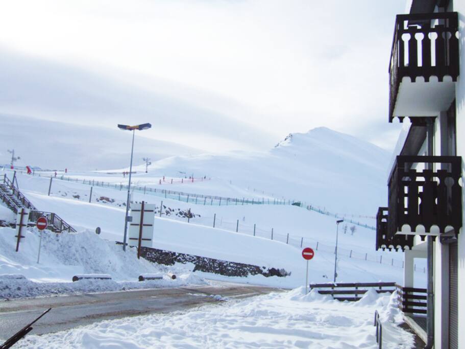 Vue de l'entrée de la résidence à 50 m des pistes/commerces/locations de skis/restaurants
