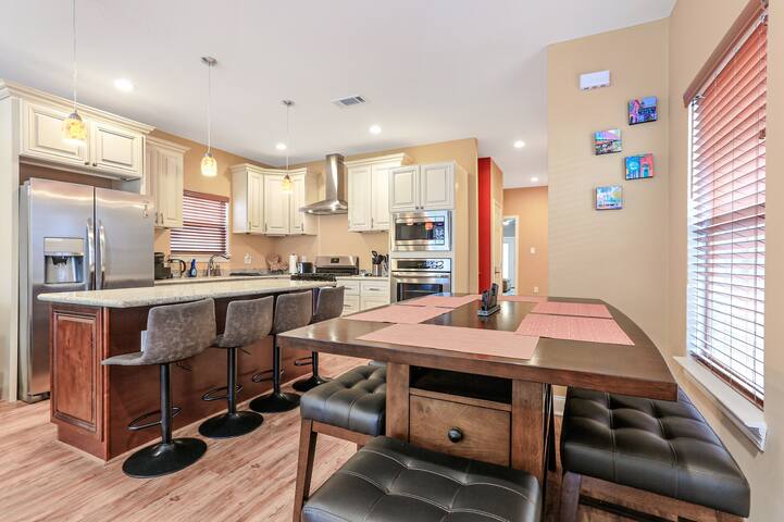 Modern and Colorful Home in the Heart of Mid City gallery image 4