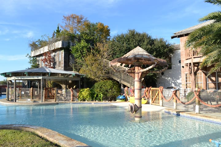 Airbnb: Ahora puedes alojarte en esta Casa del árbol en Texas junto a 7 amigos por menos de $70 dólares image 6d71b239 74de 4402 9085 61d95a0a2a16