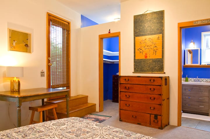 إطلالة من السرير تطل على الحمام وخزانة ملابس. 
*غير موضح في الصورة، تمت إضافته حديثًا 
ميني سبليت للتيار المتردد في الصيف، تسخين في الشتاء. 
