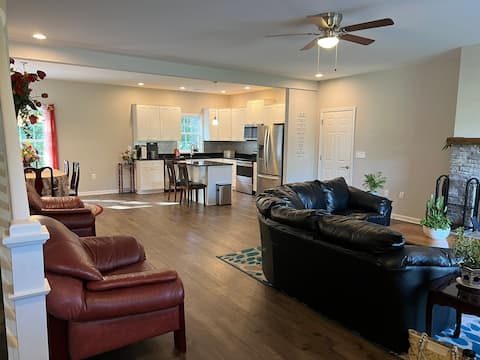 Spacious 4bd/3.5ba Family-Friendly House with Deck