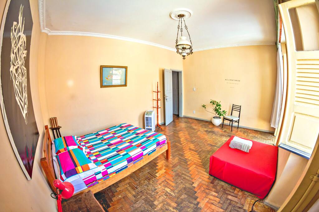 Quarto amplo e ventilado, com cama de casal e varanda para a Rua do Carmo / Ample and fresh room, with double bed and small balcony over Carmo street