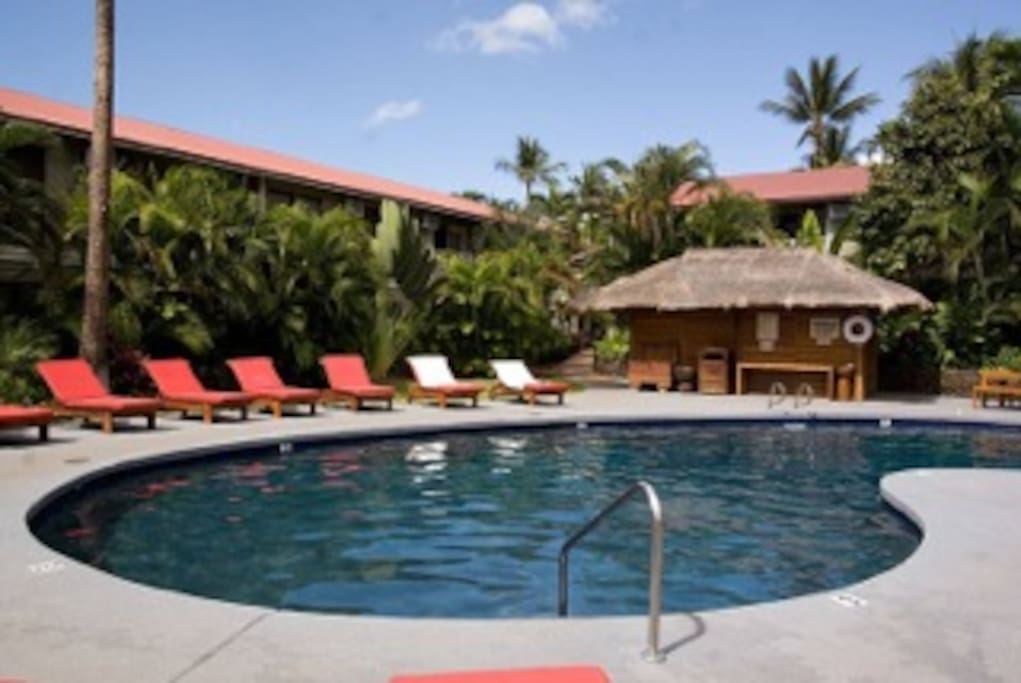 Additional dipping pool with cabanas
