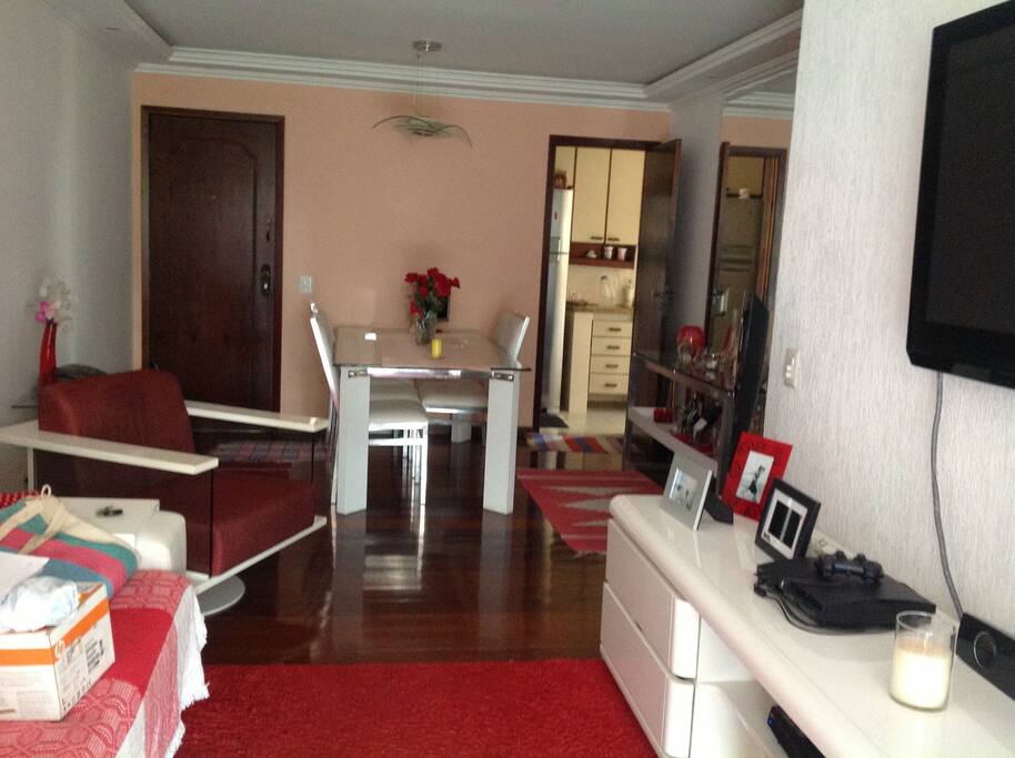 Ampla sala com TV, canais por assinatura, internet wifi