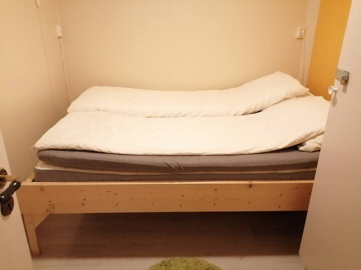 Chumba cha kulala kilicho na kitanda kidogo cha watu wawili (upana wa sentimita 150) 