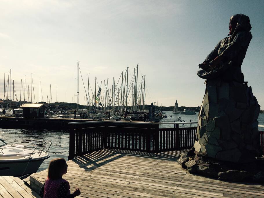 Käringen står och vakar i hamninloppet...