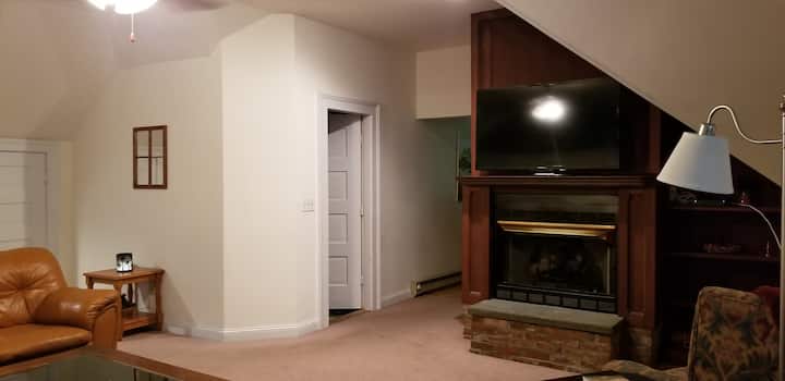 Top Of The Inn Apartment - Glens Falls, NY