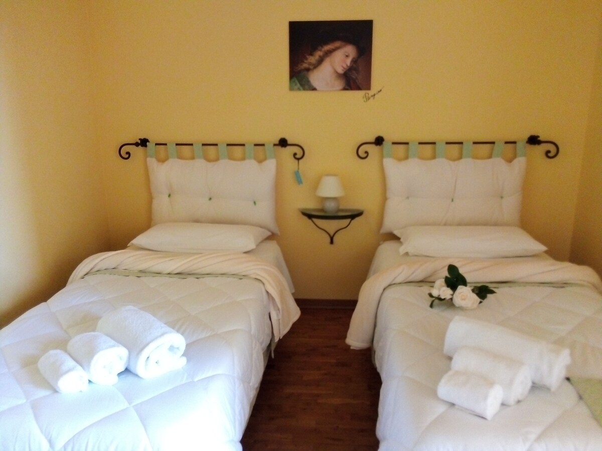 「Rosa Bianca」客房配有两张单人床和阳台 