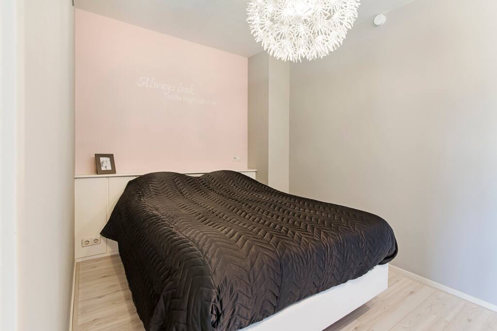 Slaapkamer met winter- en zomerdekbed, beddengoed, hand- en baddoeken, ruime klerenkast, strijkijzer en -plank, CO- en brandmelder, brandblusser, EHBO set