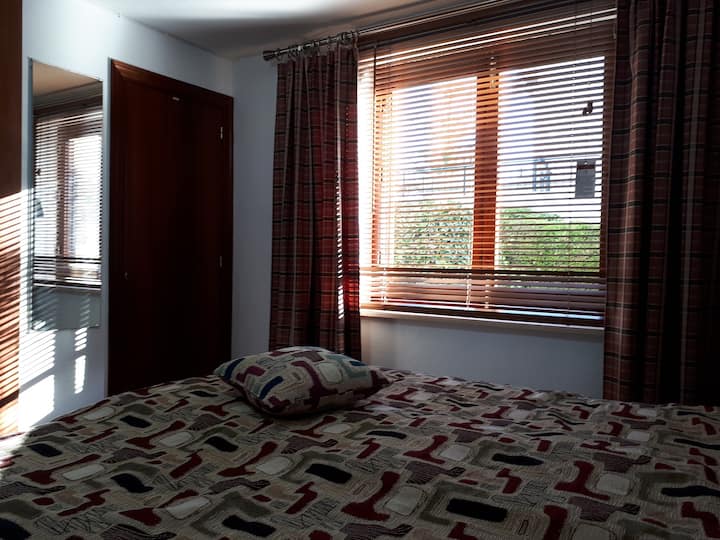 El dormitorio en la primera planta. / The bedroom in the first floor.