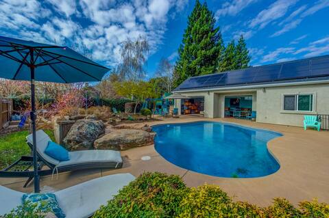 BEAUTIFUL 7/5 W/POOL/HOT TUB LOTS OF ROOM