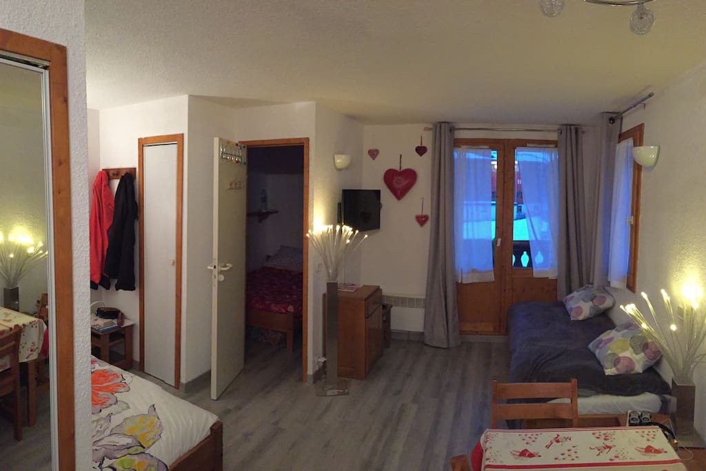 Piece principale avec chambre et balcon