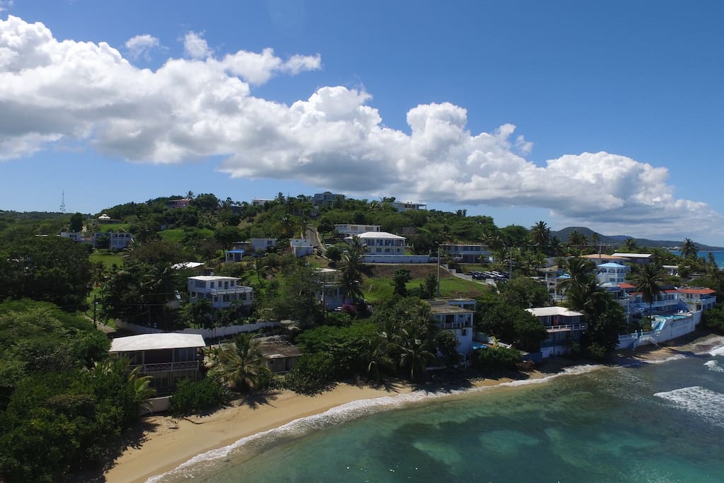 casa arena (white building on shore, middle right)