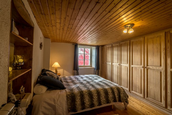 Drevená spálňa s manželskou posteľou