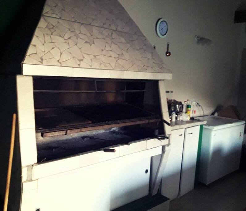 Parrilla, heladera.