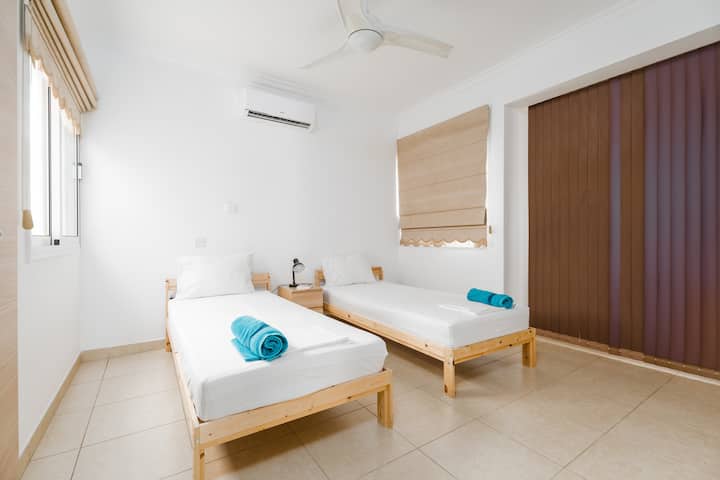 階下の寝室と収納エリア-エアコン、天井ファン