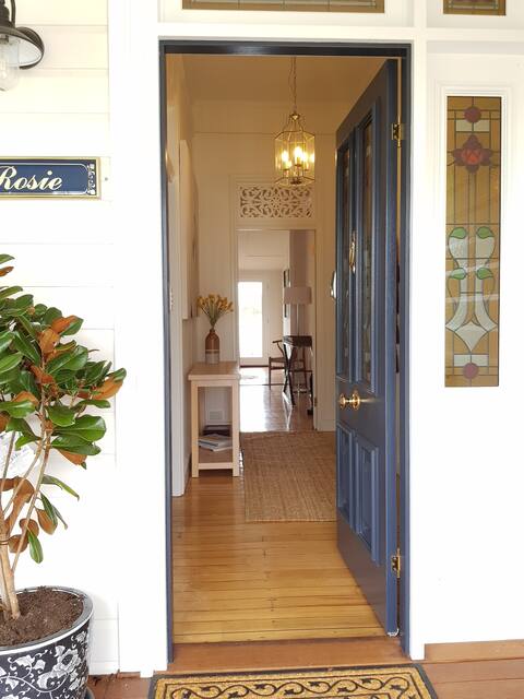 Rosie.. Luxury Queenslander with pool