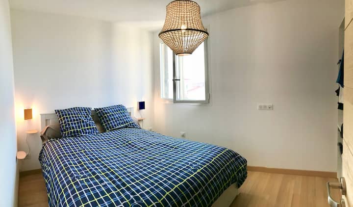 Glavna spavaća soba opremljena je velikim krevetom, svjetlima za čitanje (Ch. Perriand) i dva ormara.