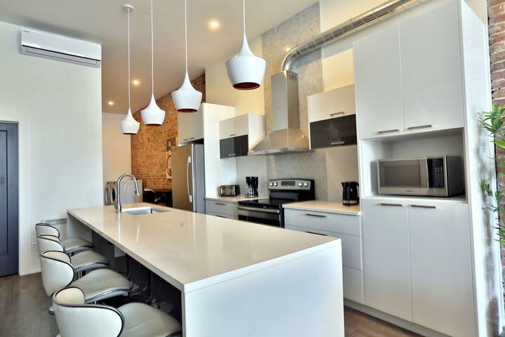 Chic Condo in old Montreal with private terrace gallery image 5