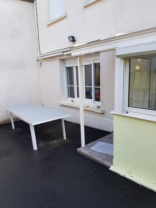 Grande table eclairage et storbanne éléctrique pour les repas dehors