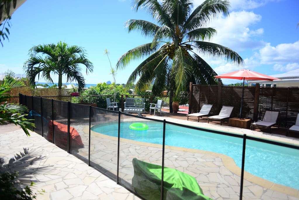 La piscine avec ses barrières amovibles (vous pouvez nous demander de les enlever avant votre arrivée)