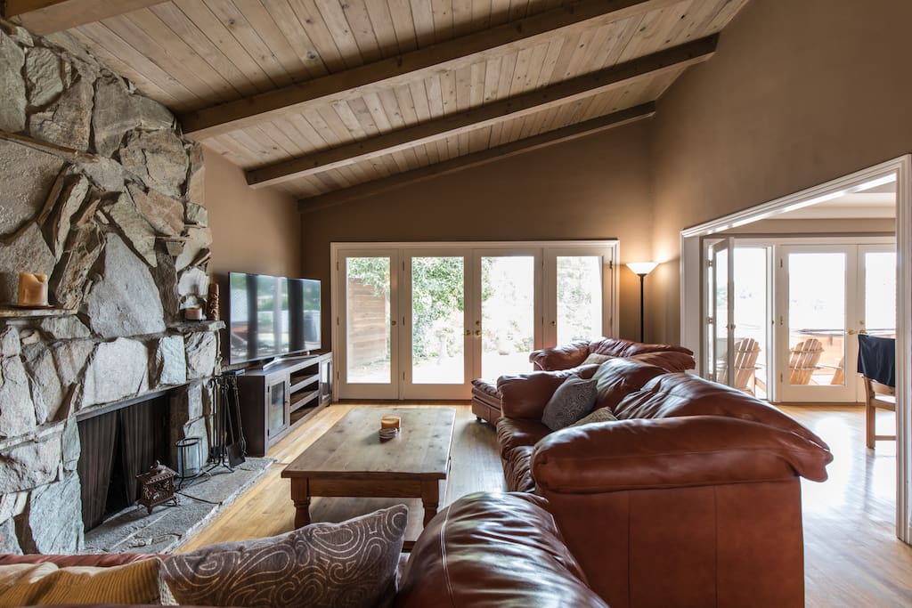 Living Room with high ceilings. 65" HD TV with HBO and Showtime included.