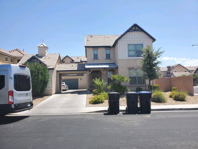 Mini Castle 7 Bedrooms 10 Queen beds, Pool NEW gallery image 3