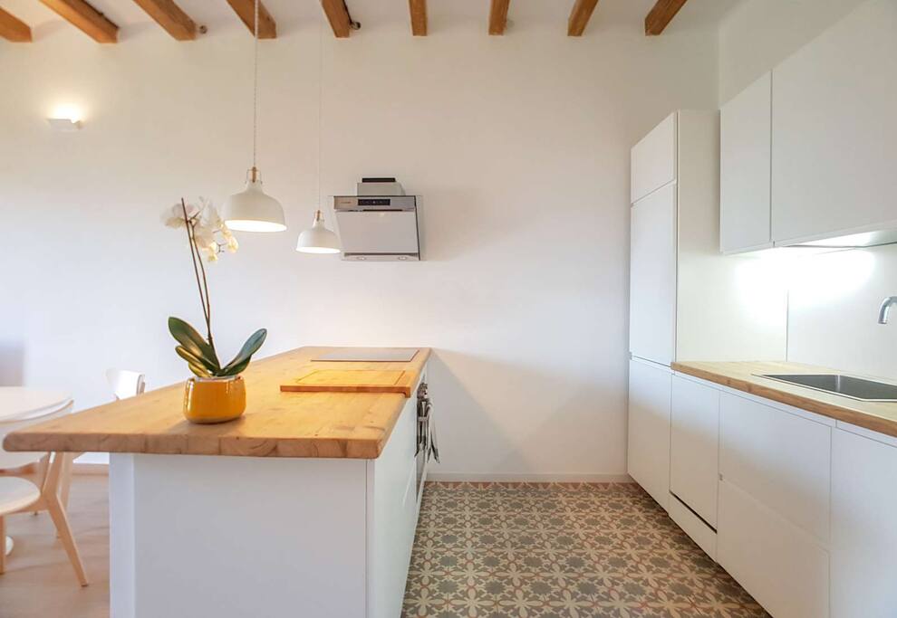 Fully equipped kitchen including a dishwasher