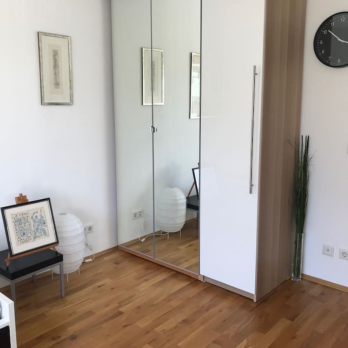 Grosser Spiegelschrank