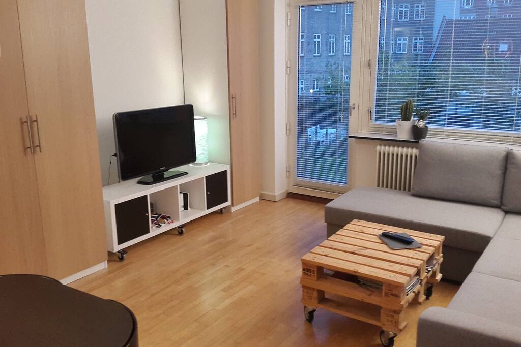 For all your entertainment needs. Connect your devices via WiFi and Chromecast