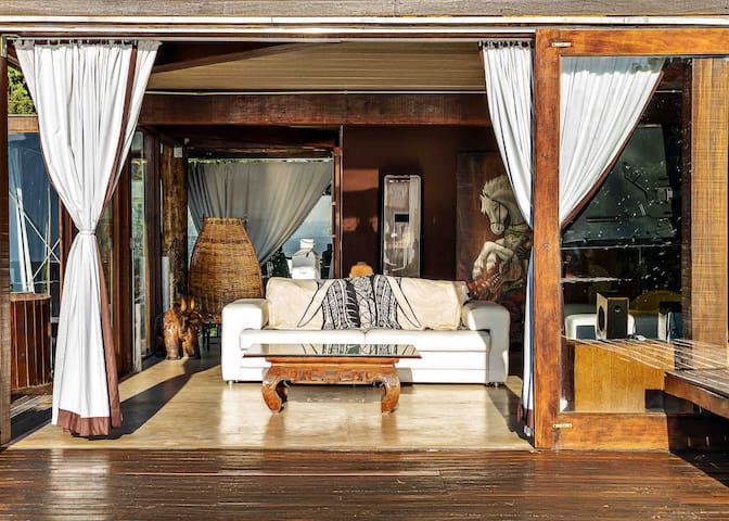 Entire home with 3 bedrooms in Ilhabela - Casa de vidro: casa com piscina e vista magnífica