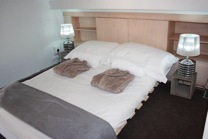 פוטון מיטה זוגית למעלה בלופט עם חלוקי רחצה לאורחים