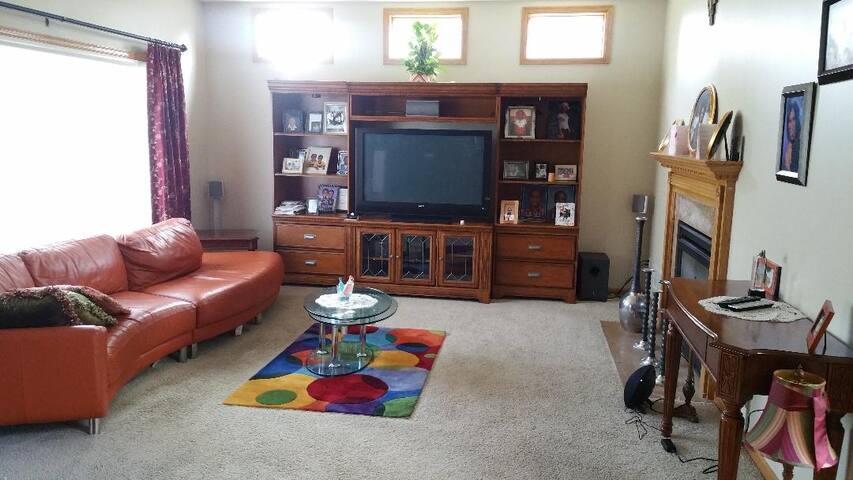 Spacious Home: 4BR 4BA and 4 Car Garage gallery image 3