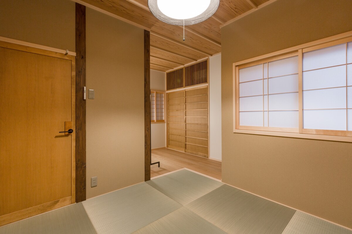 Chumba cha kulala cha pili ni chumba cha kulala cha tatami, utakuwa unalala kwenye futons za jadi! (floormats)