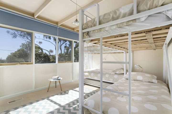 Chumba cha kulala cha tatu chenye maghorofa 2 na vitanda 2 vya kulala jumla ya 6 na mandhari ya Ghuba ya Peninsula ya Mornington