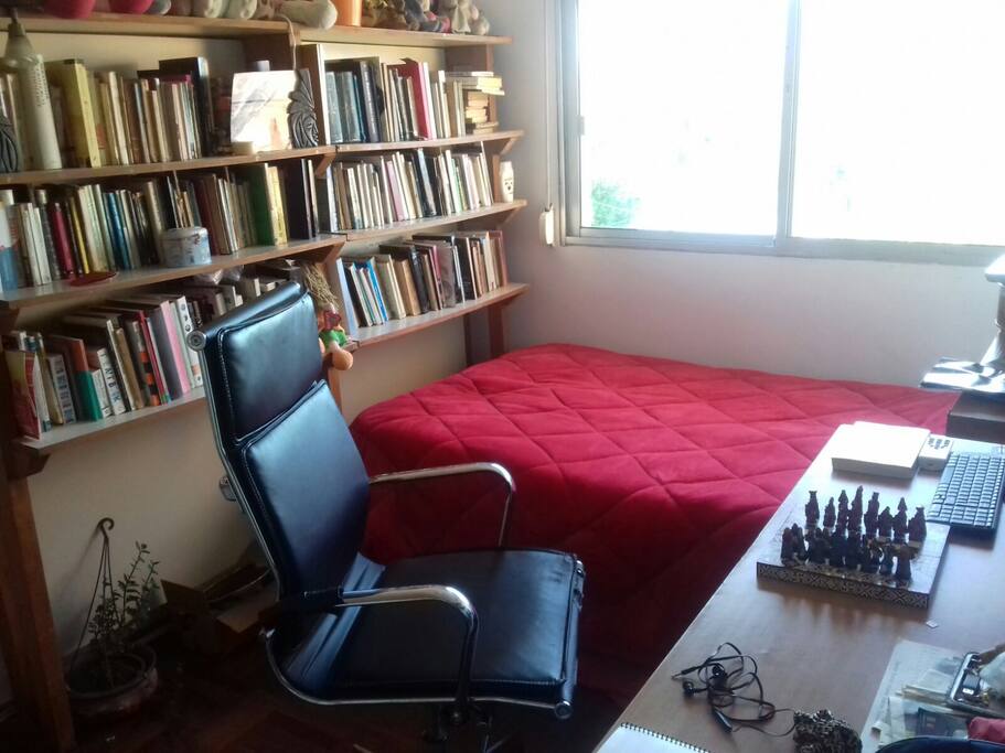 Dormitorio cama Queen escritorio aire acondicionado