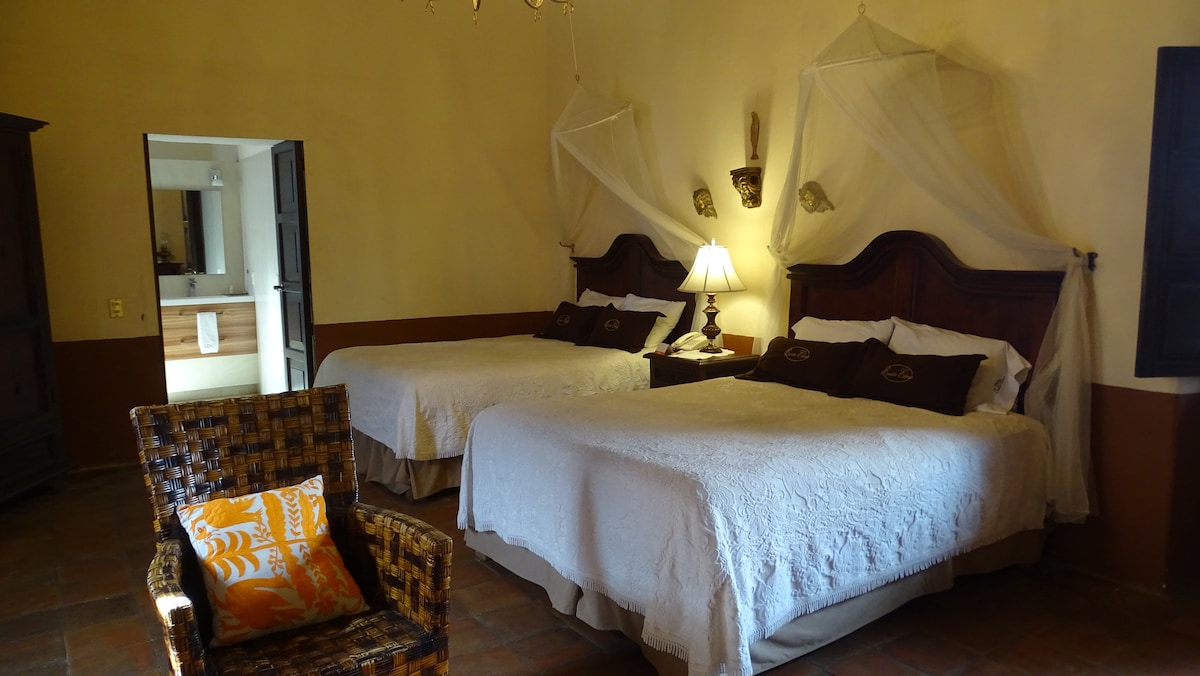 Alcoba de dos camas matrimoniales, cuenta con un sofa cama, area de baño recién remodelada con tina,  cuenta con TV cable , WIFI cortesía, Desayuno de la casa , estacionamiento con vigilancia, ideal para familias