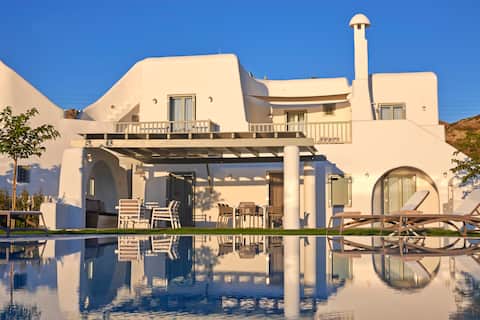 Aqua Breeze South Villa in Naxos on the beach