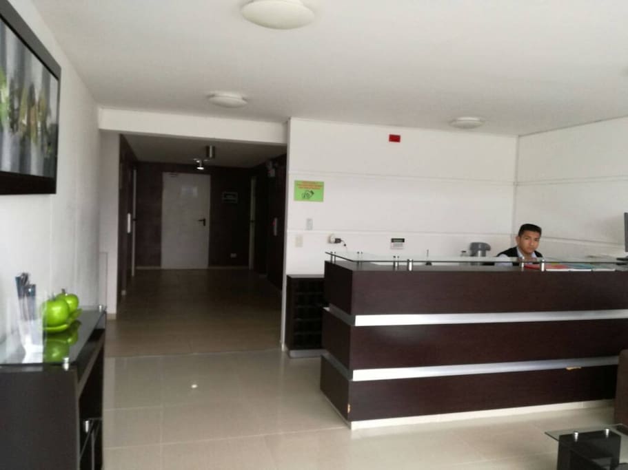 Recepción con Personal de Seguridad las 24 horas