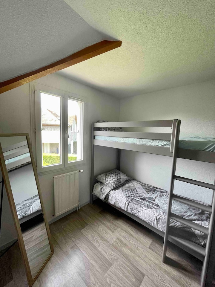 Ნომერი 2 × 90 ორსართულიანი საწოლით 