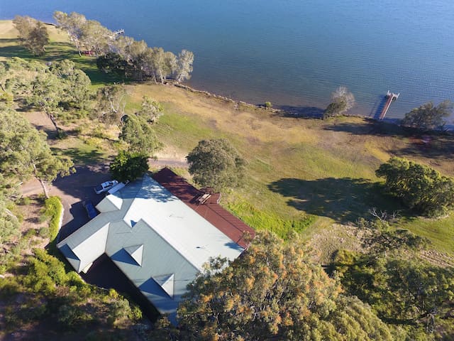 The Lakehouse – Waterfront 5 Bedrooms/3 Bathrooms