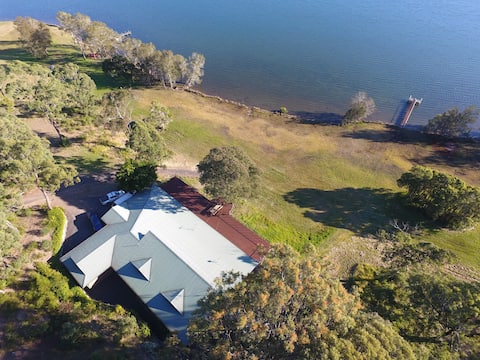 The Lakehouse - Waterfront 5 Bedrooms/3 Bathrooms