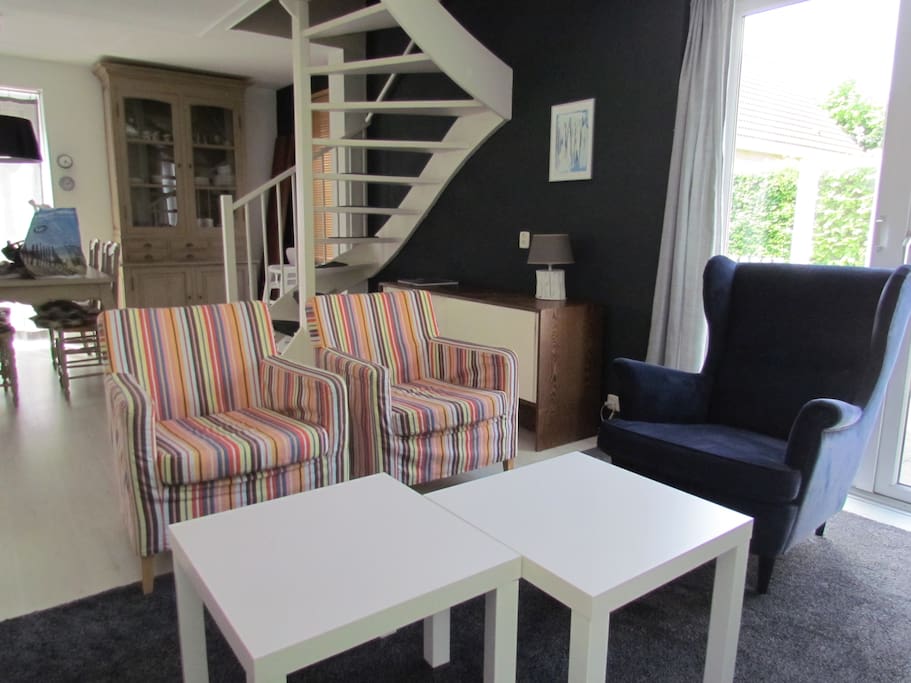 Gezellige zithoek met royale zachte bank en 3 losse fauteuils.
Comfy place to relax with sofa and chairs.