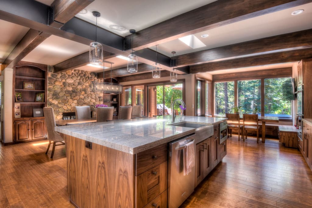 breakfeast nook, t.v., granite island
