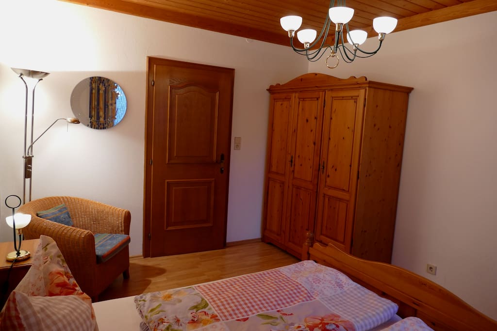 Schlafzimmer im Landhausstil mit Vollholzmöbel