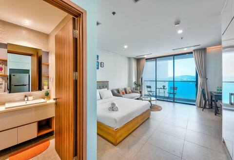 Sea view apartment with swimming pool