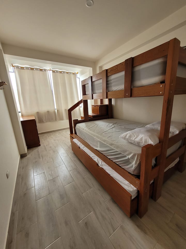 2 veľké manželské postele a jedna jednoduchá na hornom poschodí. Všetko s chráničom matraca.