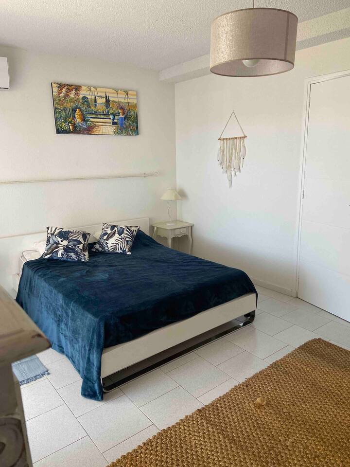 Spavaća soba 1 nalazi se na katu uz more s bračnim krevetom i velikom garderobom 